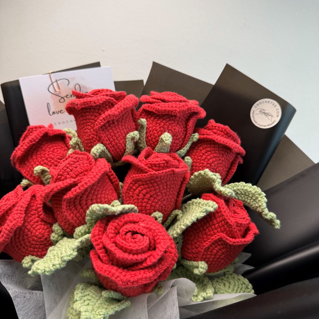 Bouquet of 9 crochet red rose (close up)