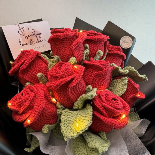 Bouquet of 9 crochet red rose (Close up)