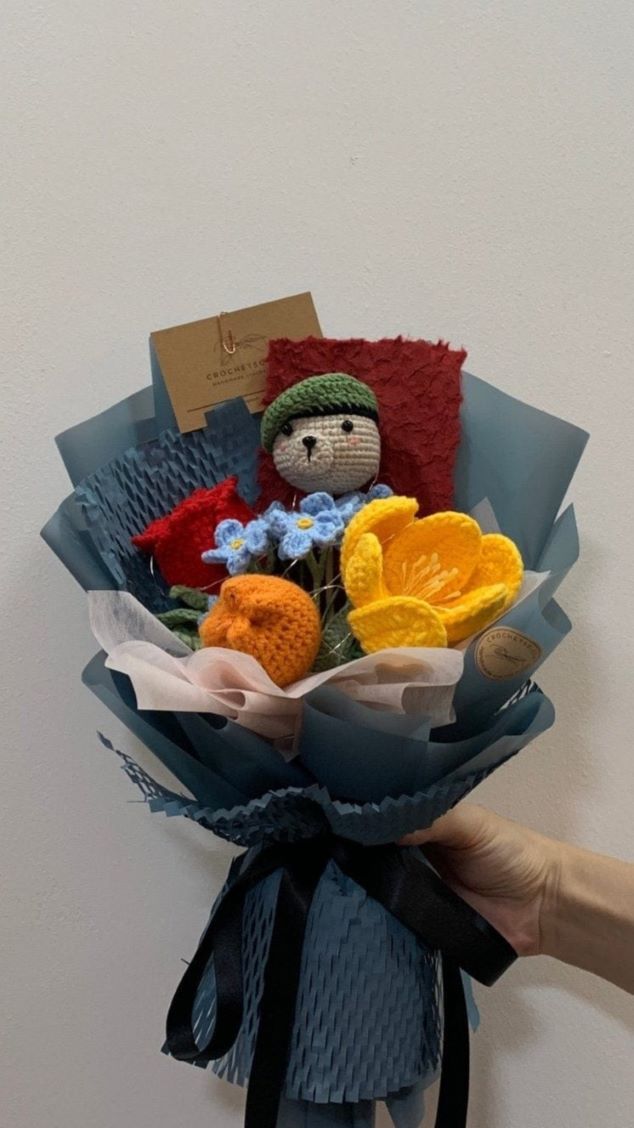 Beret Laughs and Blooms Crochet Flower Bouquet (zoom in)